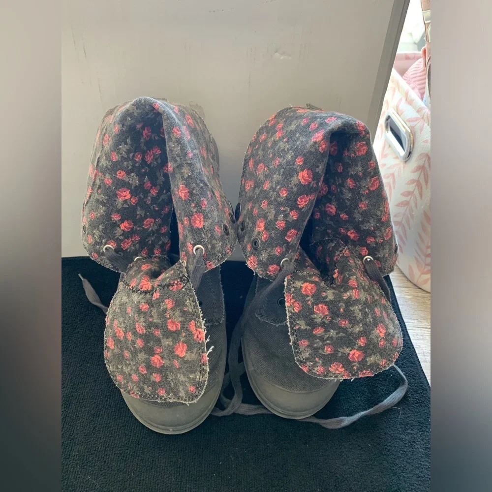 Roxy Women's Gray Canvas Lace-Up Boots with Pink Floral Lining - Picture 2 of 7